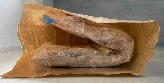 回収パックを使用して圧縮した布団1枚を紙袋に入れた状態の写真