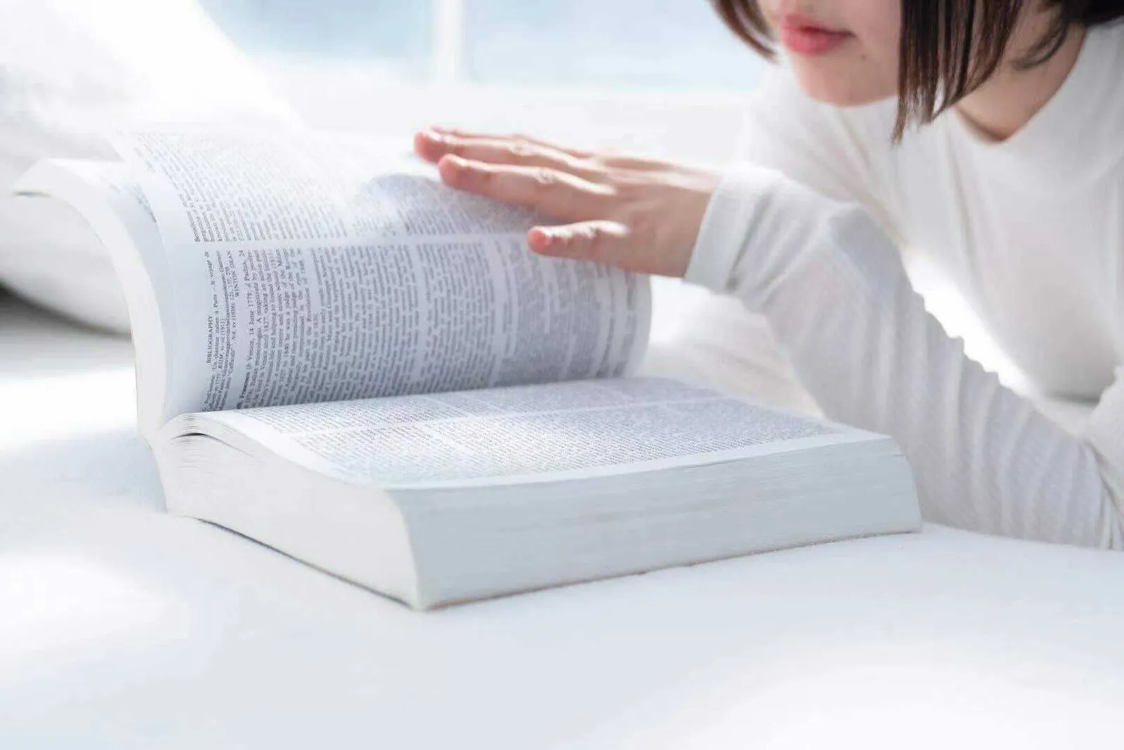 パーソナライズドマットレスxSleepの上で本を読んでいるイメージ写真